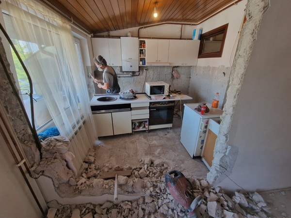 Rušenje zida te omicanje kuhinje radi štemanja kuhinjskihÂ pločica