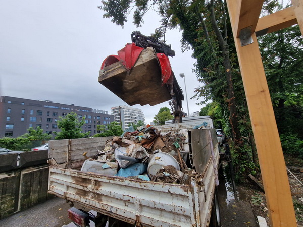 Dizanje ogromnog betonskog bloka teškog 1 tonu