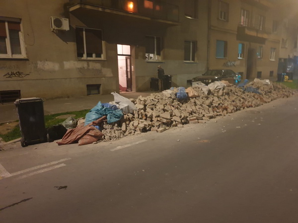 Rulno iznošenje šute s tavana