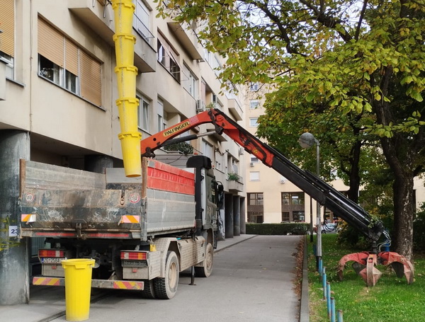 Spuštanje šute niz građevinske cijevi u kamion