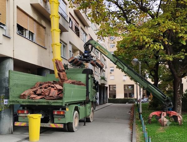 Spuštanje šute niz građevinske cijevi u kamion