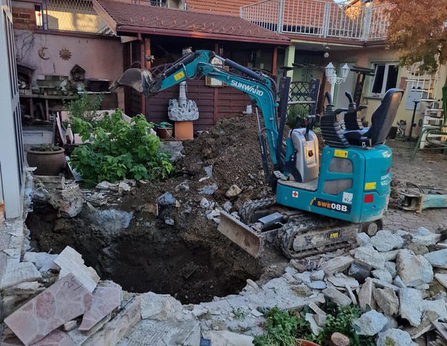 Razbijanje stepenica te iskop za ugradnju lifta