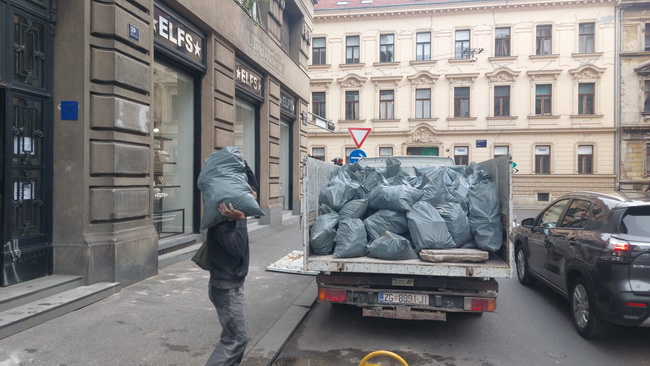 Odvoz šute u vrečama s kamionom