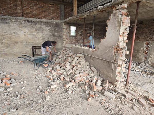 Rušenje zida i betonske deke od štaglja