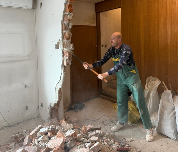 Rušenje zida macolom Vrhovec