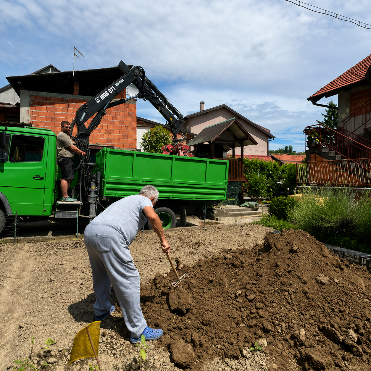 Istovar plodne - rahle zemlje grajferom