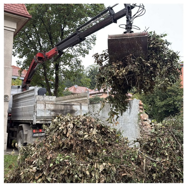 Odvoz granja kamionom grajferom.