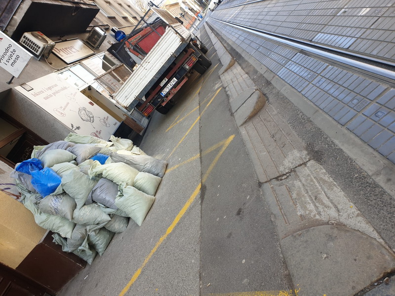 Spuštanje 200 vreča sa 3 kata bez lifta