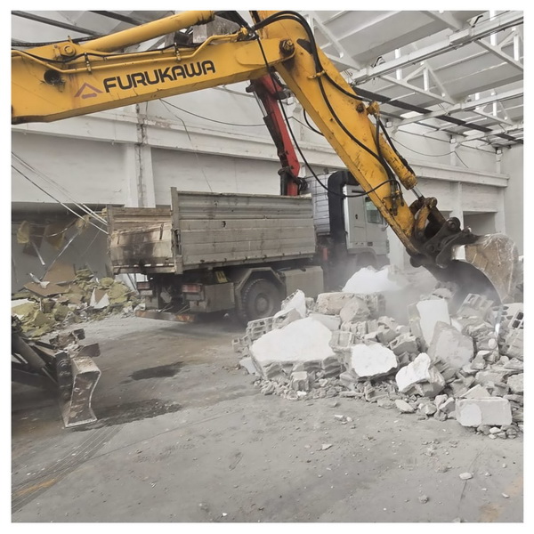 Rušenje zida bagerom i odvoz šute