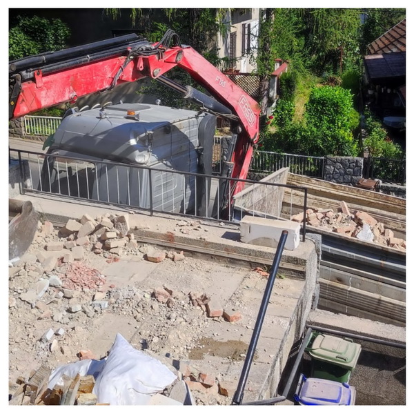 Odvoz građevinskog otpada sa terase grajferom