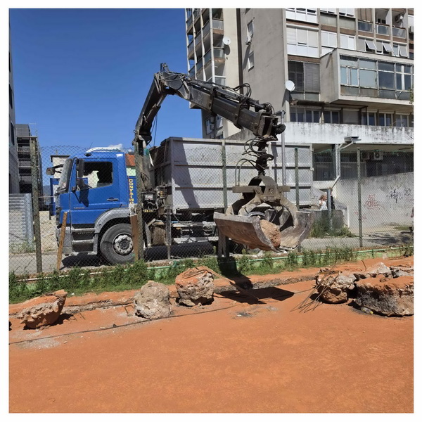 Odvoz betonskih kocki sa teniskog terena