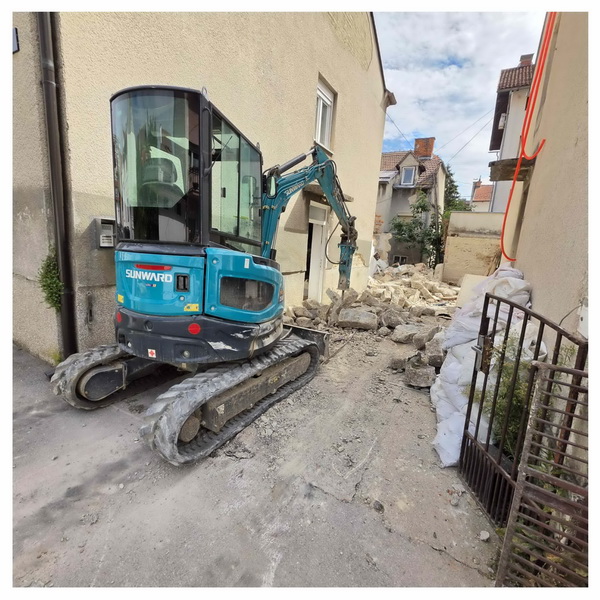 Rušenje ograde i parapeta bagerom
